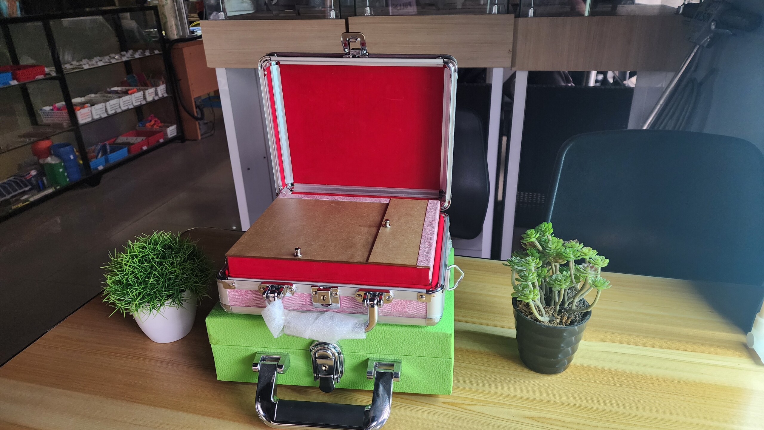 Aluminum Tari Case 12 Capacity - Image 4